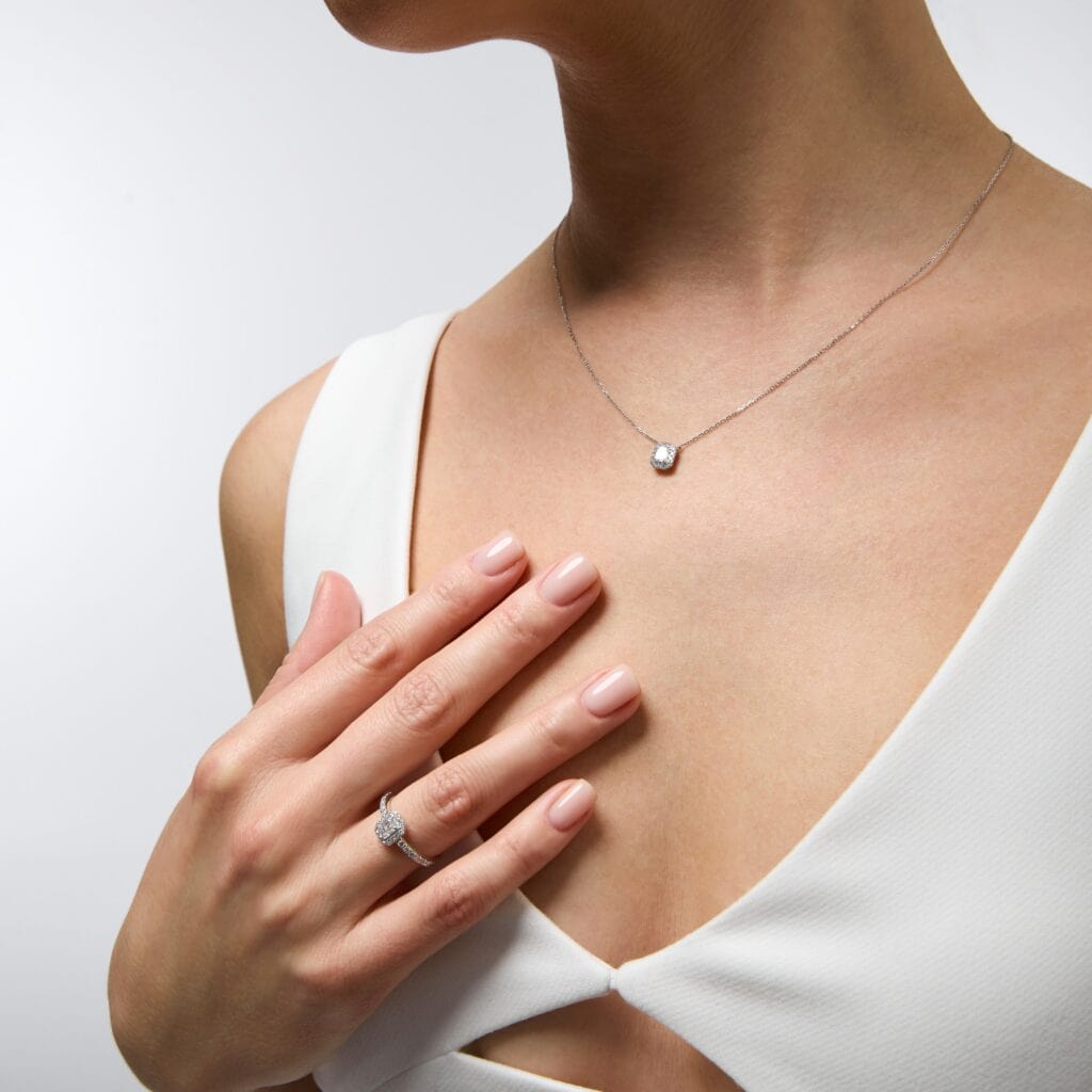 „The Emerald“ kolekcijos žiedas ir grandinėlė su pakabuku ant modelio